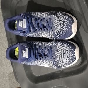 MENS NIKE SIZE 11.5 AIRMAX SEQUENT 2